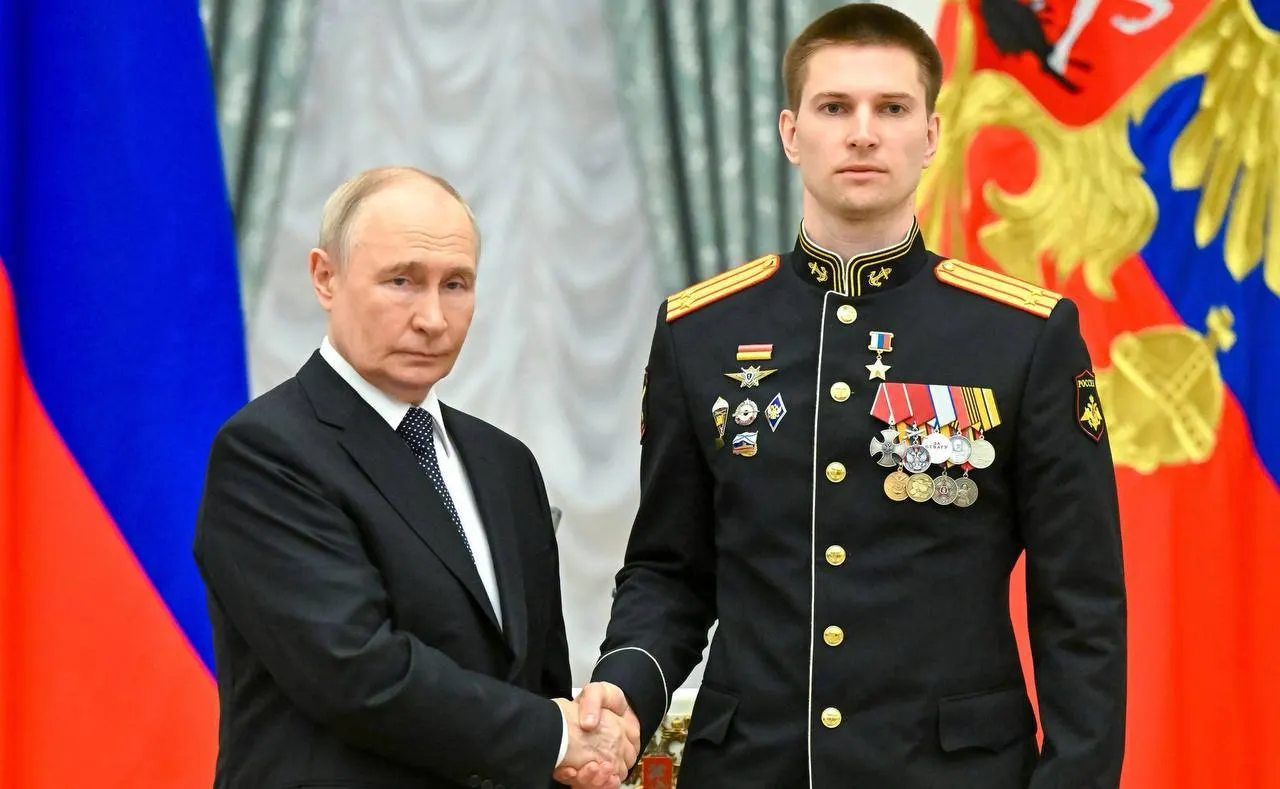 В Кремле президент вручил медаль «Золотая Звезда» за проявленное мужество в ходе специальной военной операции: Берестовский дважды был ранен, лично уничтожил три танка «Леопард-2» и участвовал в освобождении более 40 населённых пунктов.