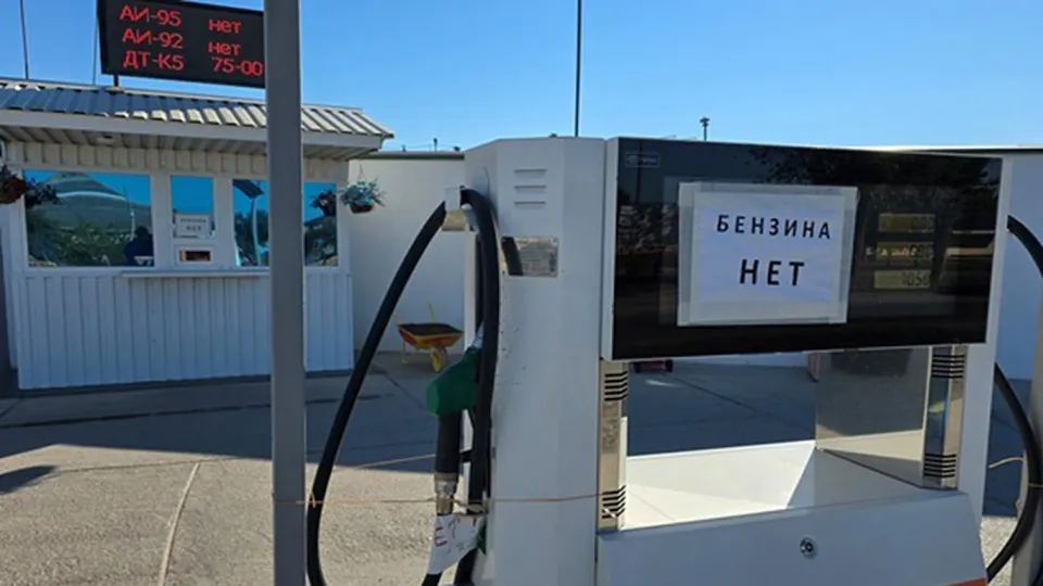 Из‑за перебоев с поставками и ударов по нефтяной инфраструктуре на полуострове возник дефицит топлива: объявления о продаже бензина появляются по высоким ценам, вводятся талоны и ограничения отпуска.