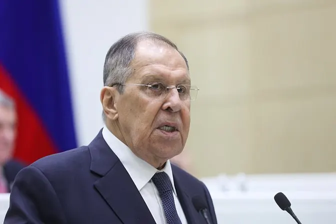 Глава МИД РФ заявил, что нормы ЕАЭС и ЕС несовместимы, и от выбора Еревана зависят тарифная политика и фитосанитарные правила; ранее Россия вызывала посла Армении и ввела ограничения на ряд армянских продуктов.