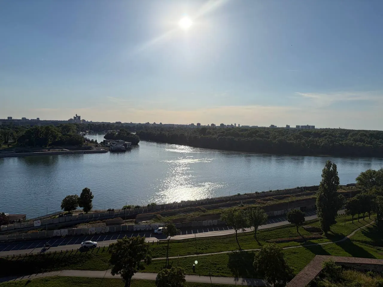 Олег Беркович осмотрел архитектурные параллели Белграда и Нижнего Новгорода, сфотографировал похожие объекты и провёл переговоры с командой EXPO 2027, чтобы продвигать регион через культуру и туризм.