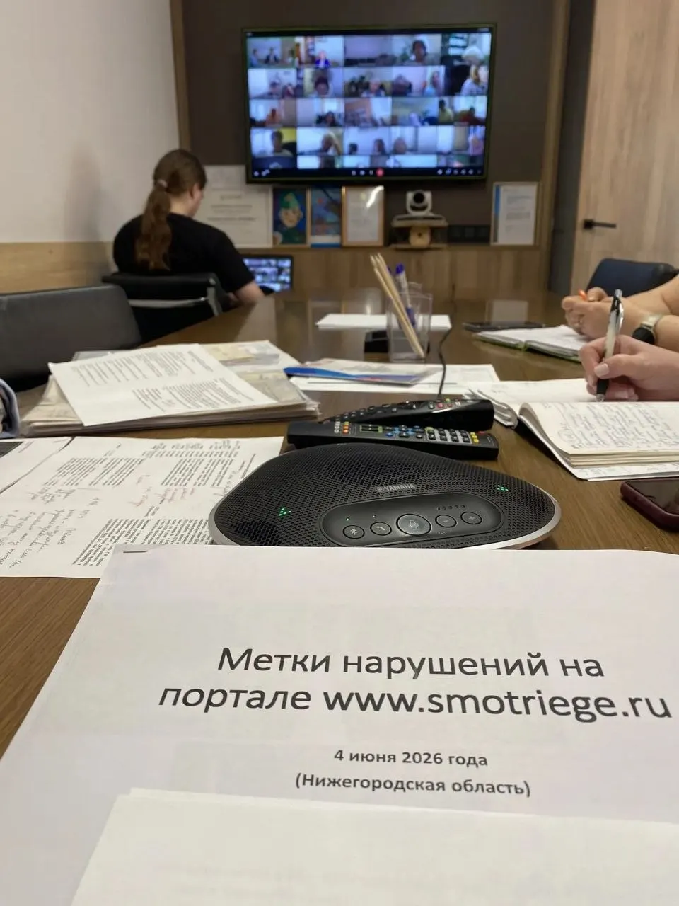 Один выпускник пришёл на экзамен с телефоном, ещё троих обнаружили со шпаргалками; у одного были мелкие распечатанные записки, склеенные в ленту, и книга‑пособие, сообщил глава регионального Минобразования.