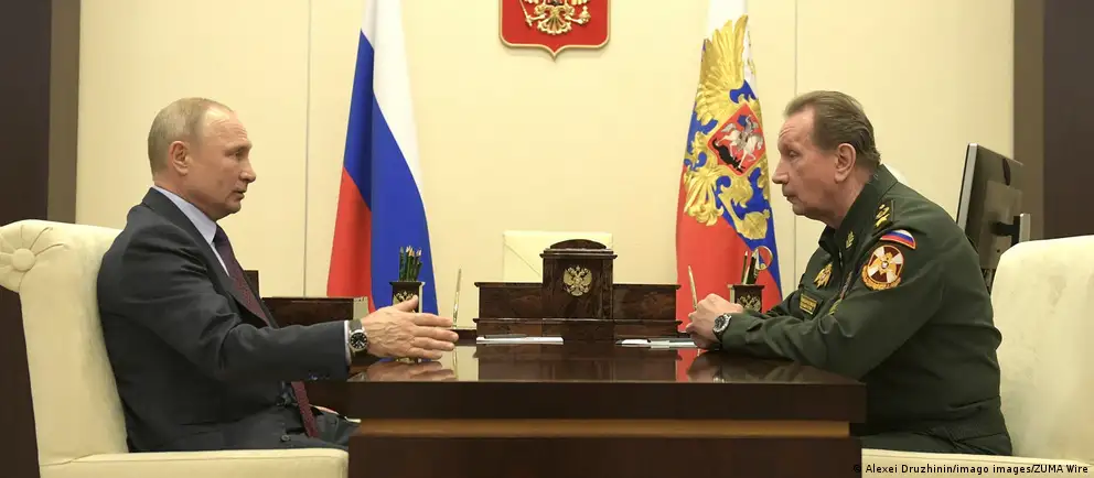 По сообщениям источников, руководство ФСБ и Росгвардии предлагало перенести или отменить сентябрьские выборы в Госдуму. В Кремле эти сведения называют неправдой и заявляют, что подготовка к выборам продолжается.