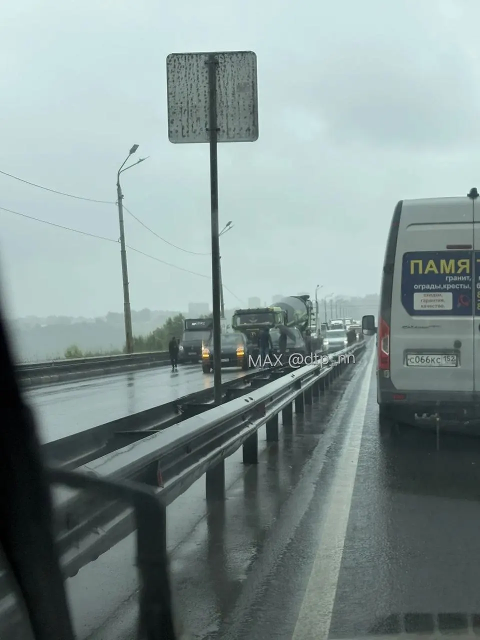 Столкновение нескольких автомобилей парализовало движение на Мызинском мосту и на соседних улицах; очевидцы сообщают о вовлечённых грузовиках и бетономешалке.