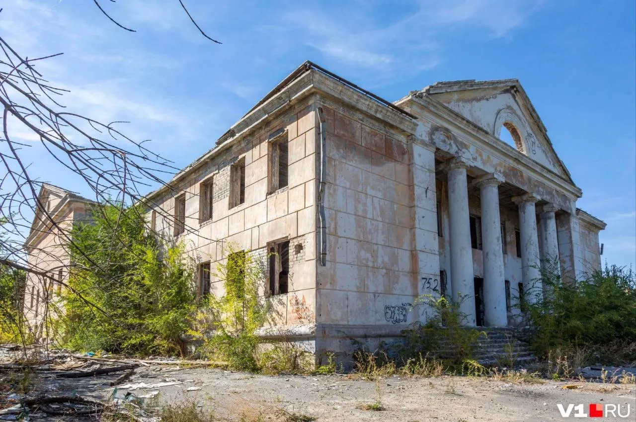 В Волгограде демонтировали дворец культуры «Дружба» в стиле сталинского ампира. Здание, построенное в 1969 году, признали экономически невыгодным для восстановления; участок продали застройщику.