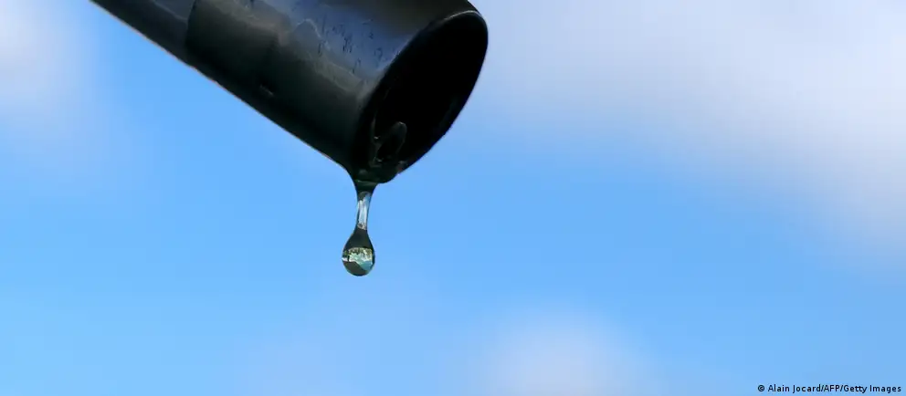 Удары беспилотников по нефтеперерабатывающим мощностям и сбои в логистике уже вызвали перебои с бензином и дизелем в ряде регионов. Если ситуация сохранится, сезонный рост спроса может вылиться в масштабный топливный кризис.