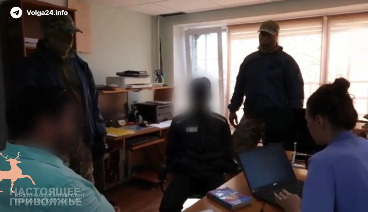 Суд признал троих осуждённых виновными в создании внутри колонии ячейки экстремистской организации и подготовке вооружённого бунта и массового побега; один из них получил 10,5 года, двое других — более восьми лет.