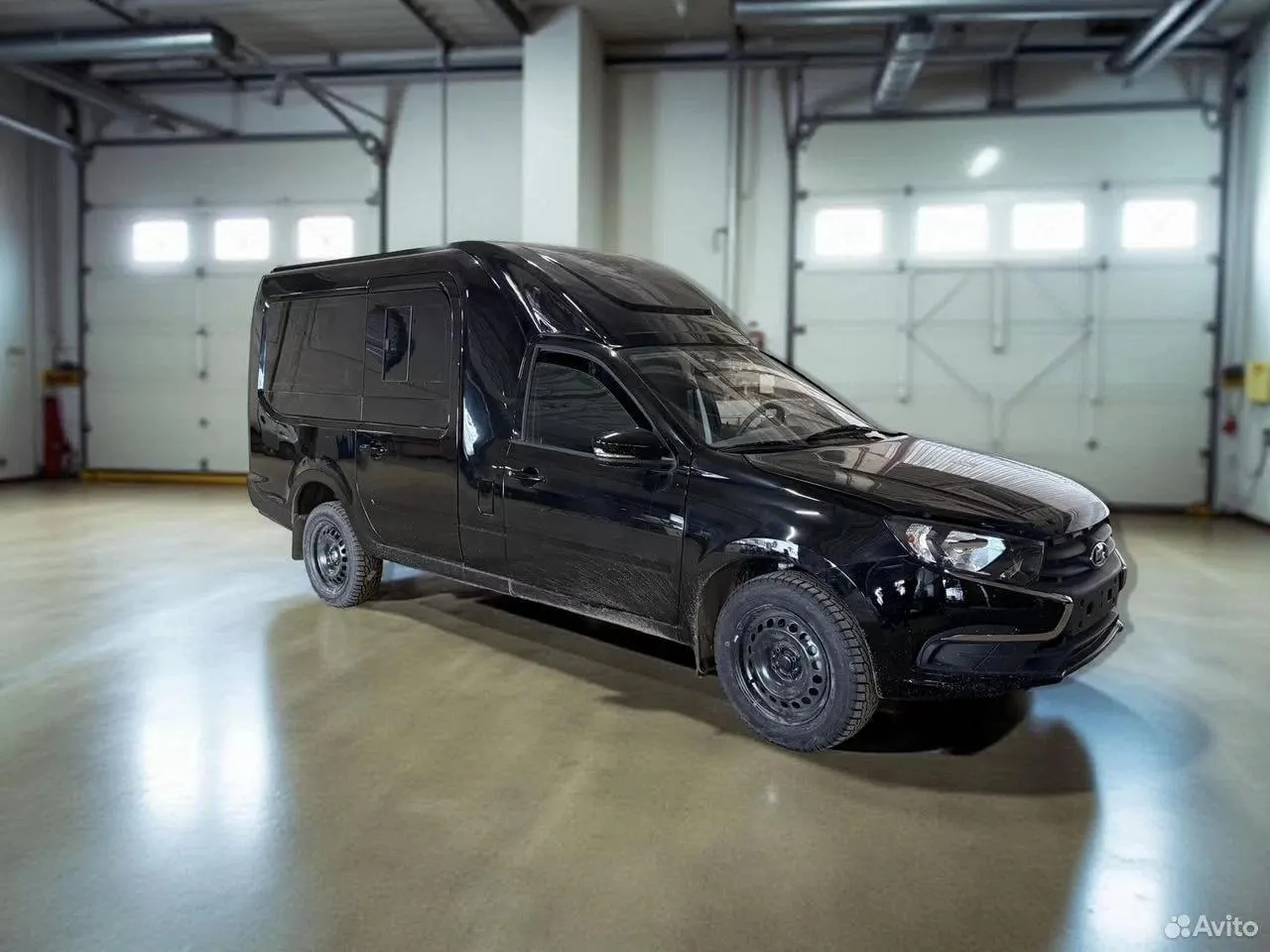 Нижегородская компания «ПрофМобиль» показала Lada Granta, переоборудованную под катафалк: выдвижной подиум для гроба, ритуальный отсек с кондиционером и другие опции. Цена — 2,75 млн рублей.