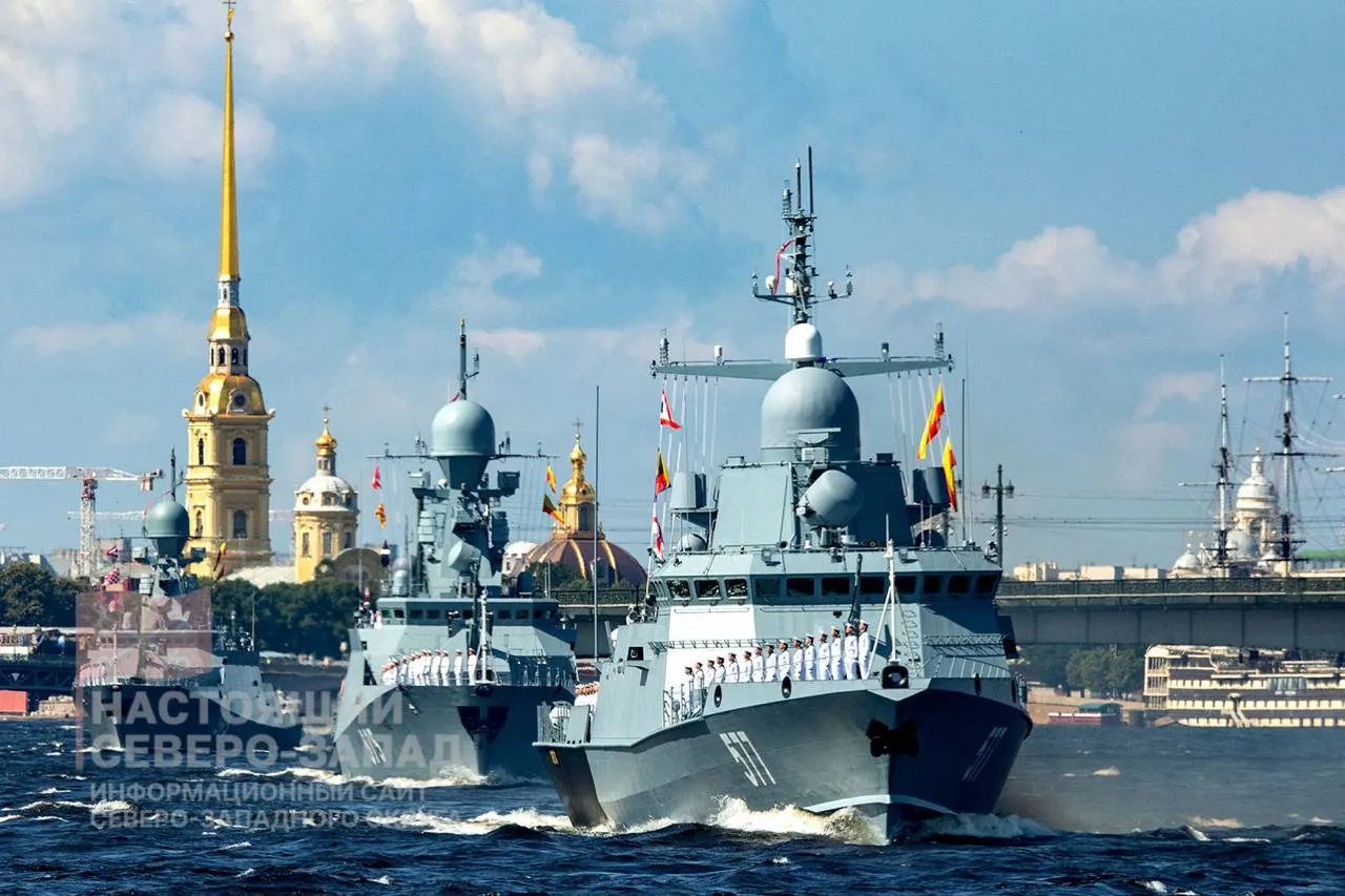 В Санкт-Петербурге не станут проводить главный военно‑морской парад ко Дню ВМФ второй год подряд — решение приписывают Минобороны. В минувшие годы парад либо отменяли, либо проводили в урезанном формате.