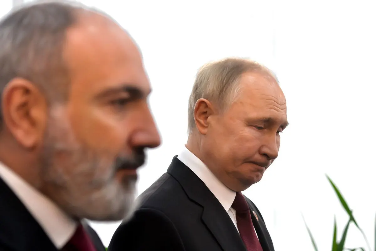 Президент направил премьер-министру Армении пожелания здоровья и успехов, отметив дружественный характер двусторонних связей и заинтересованность в их дальнейшем развитии. Ранее между Москвой и Ереваном возникли разногласия из‑за евроинтеграции и торговых ограничений.