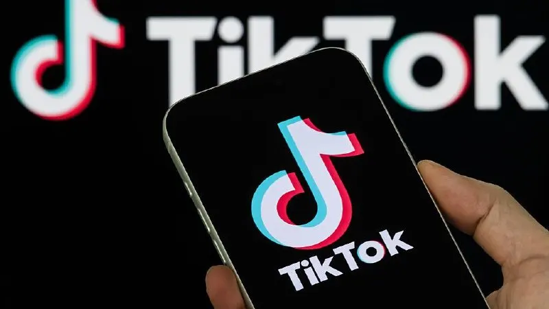 Российский регулятор взыскал с платформы штраф после того, как она не удалила два ролика, которые власти охарактеризовали как «пропаганду нетрадиционных сексуальных отношений». Ранее Верховный Суд признал несуществующее «Международное движение ЛГБТ» экстремистской организацией.