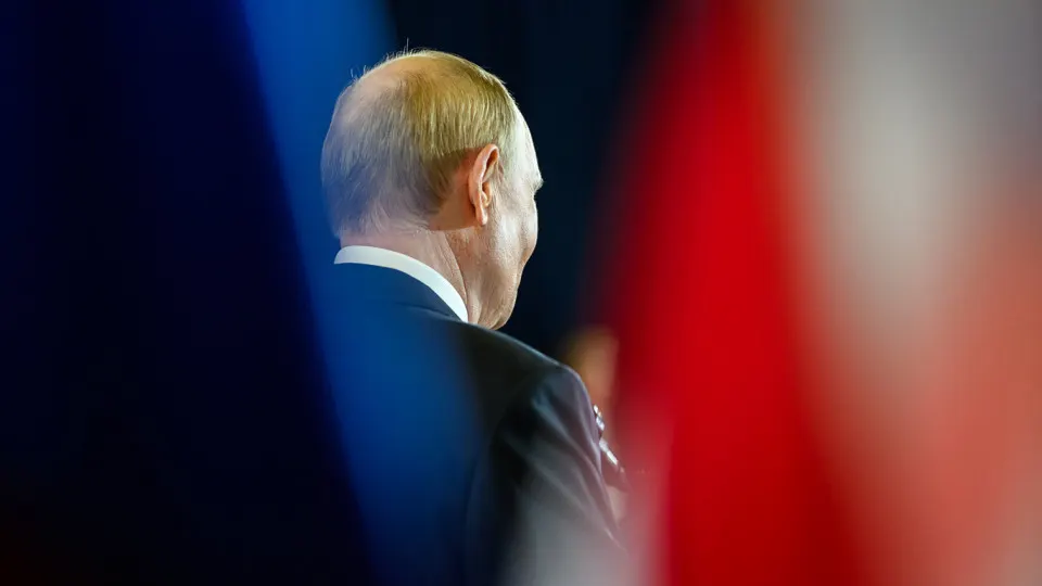Исследовательский центр перестал обновлять «открытый» рейтинг доверия президенту: он снизился до 29,5% в апреле и существенно отстаёт от результатов «закрытого» опроса. Одобрение деятельности главы государства остаётся на уровне примерно 65–67%.