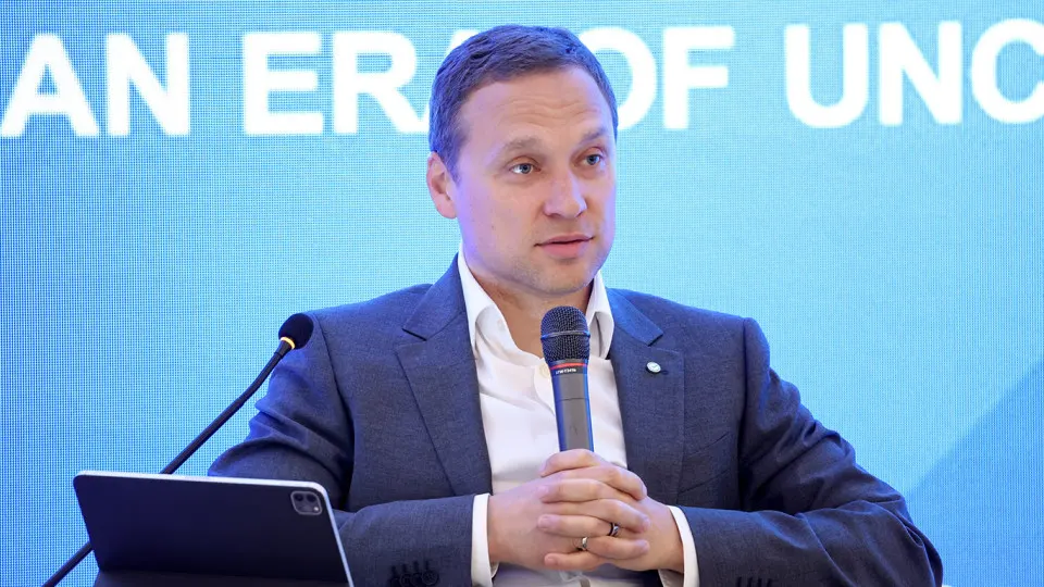 Зампред правления Сбербанка предупредил, что повышение налоговой нагрузки и усиление мониторинга платежей стимулируют вывод средств в наличную форму; наличность не возвращается в банковскую систему, и ситуация вряд ли быстро нормализуется.