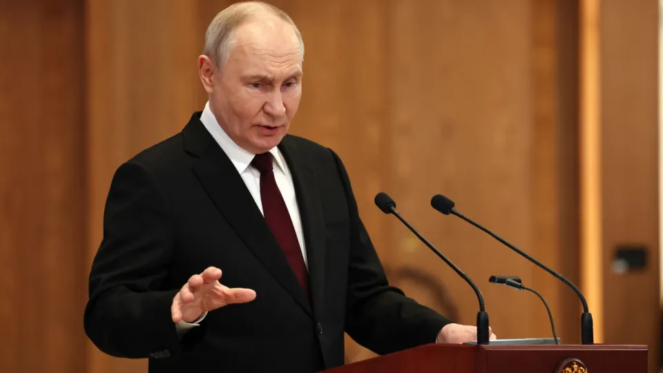 Президент РФ заявил, что Россия ответит ударами, если с территорий европейских стран будут запускать беспилотники по российским объектам; спецслужбы утверждают о подготовке запусков с баз в Латвии, страны Балтии отрицают обвинения.