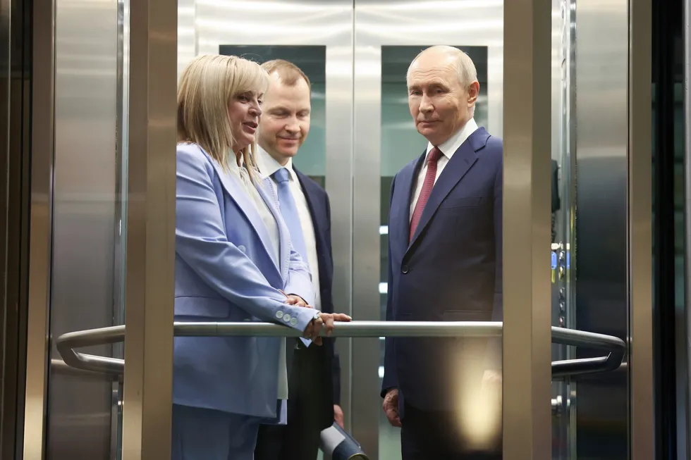 По данным источников, руководители силовых ведомств лоббируют перенос или отмену думских выборов на фоне экономических трудностей и падения рейтингов. Против такого шага выступают представители политблока и гражданские чиновники; главным сценарием по-прежнему остаётся проведение голосования в сентябре.