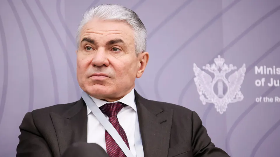 Заместитель министра юстиции призвал законодательно обязать владельцев нейросетей вводить механизмы, предотвращающие угрозы суверенитету, и ввести ответственность за их нарушение; власти обсуждают создание «суверенных» моделей ИИ, бизнес выражает опасения.