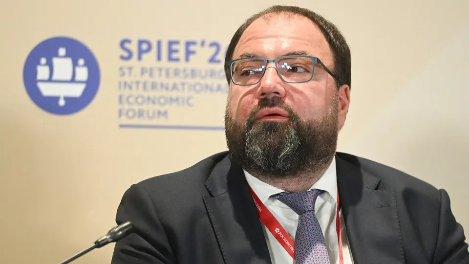 Глава Минцифры Максут Шадаев сообщил о планах внедрить обязательную возрастную идентификацию на сайтах и сервисах. Рассматриваются варианты через «Госуслуги», биометрические методы и опыт игровых платформ; эксперты предупреждают о рисках утечек данных и дополнительных расходах для владельцев ресурсов.