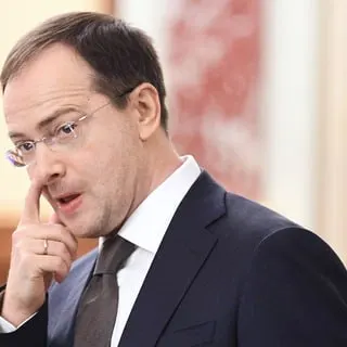 Помощник президента выступил за систему обязательного распределения выпускников и трудовые контракты для студентов, обучающихся на бюджете; ранее в думе и ряде регионов уже обсуждались проекты о трёхлетней отработке.