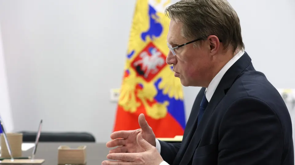 Минздрав заявил, что большинство ординаторов получат места по целевым договорам; приём в медвузах вырос за несколько лет, а для выпускников введена обязательная отработка до трёх лет.