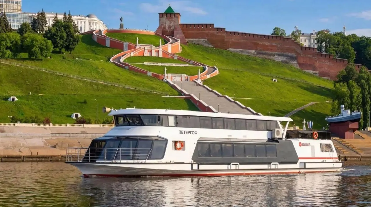 Новое прогулочное судно предлагает три маршрута с видами на Нижегородский кремль, Стрелку и Канавинский мост; на борту работает ресторан. Билеты на часовую прогулку — от 1 200 руб.
