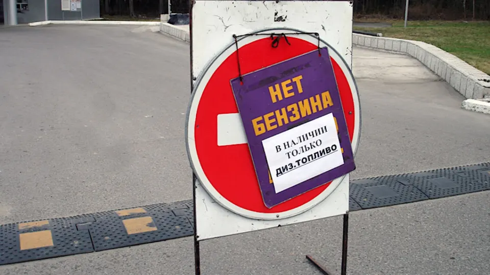 В Севастополе ввели временные ограничения на отпуск топлива: с ночи 3 июня бензин будут выдавать только экстренным службам, розничные продажи, по прогнозу, возобновятся около 14:00. Меры связаны с общим дефицитом топлива в ряде регионов России после ударов по НПЗ и логистике.