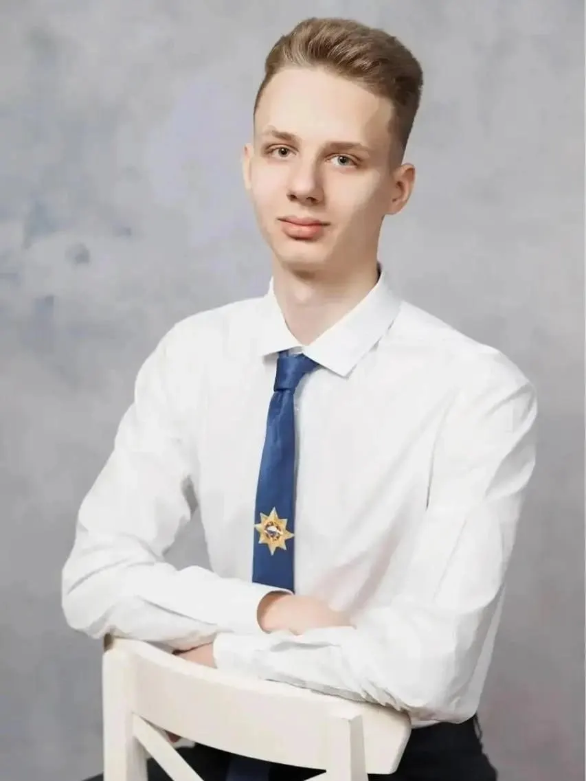 Илья Ковалёв показал идеальные результаты по русскому языку, математике и физике. Планирует стать конструктором в ракетостроении и мечтает о космосе; губернатор пожелал ему успехов.