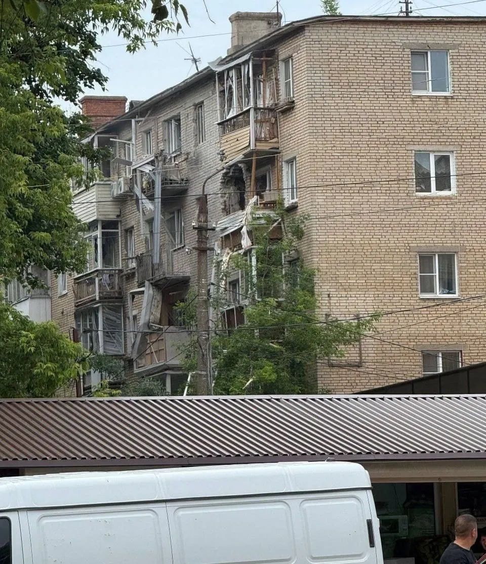 В Щекино (Тульская область) беспилотник врезался в жилой дом — жителей эвакуировали, пострадавших пока нет. Минобороны и городские власти сообщают о сотнях сбитых и перехваченных дронов; в ряде аэропортов введены ограничения.