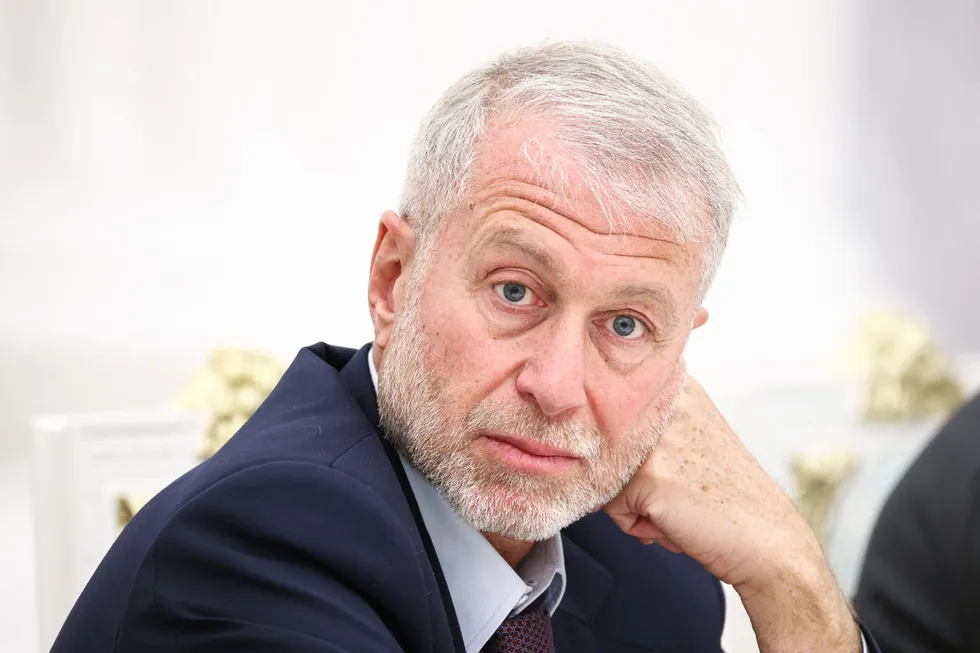 По сведениям нескольких источников, в мае в Киев приезжал российский бизнесмен — якобы Роман Абрамович — и передал президенту Украины просьбу о встрече с российским лидером. Отклики последовали как в Киеве, так и в Москве.