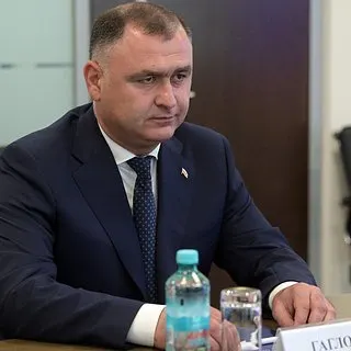 После встречи с президентом Гаглоев объявил об отставке с поста главы Южной Осетии и о переходе в администрацию президента; врио главы республики назначен Марат Камболов.
