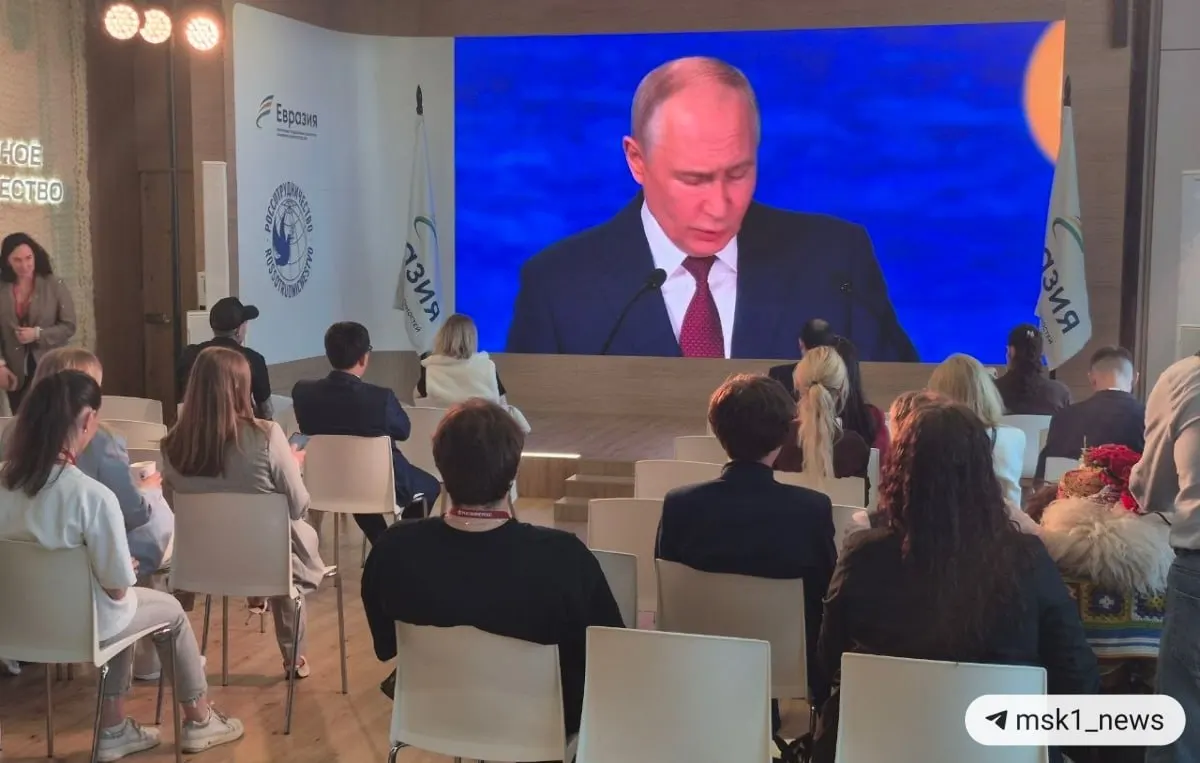 На пленарной сессии ПМЭФ президент заявил, что рост глобальной экономики теперь обусловлен новыми центрами развития, вклад БРИКС превзошёл G7, а доля рубля в экспортных операциях РФ достигла 65%.