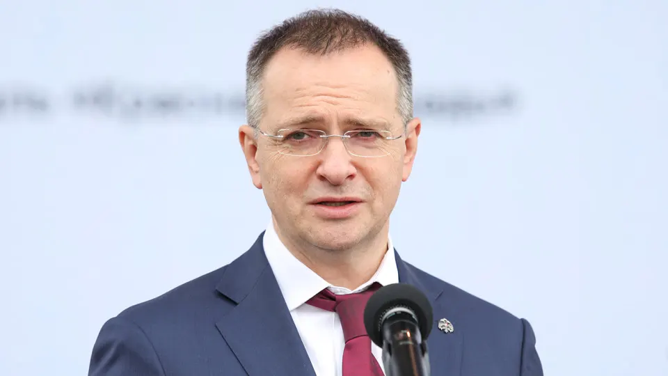 Владимир Мединский заявил о необходимости контроля качества на всех стадиях производства фильмов, чтобы не допускать «барахло», предложив вернуть элементы цензуры и создать экспертную оценку исторического контента на фоне роста госфинансирования и новых ограничений.