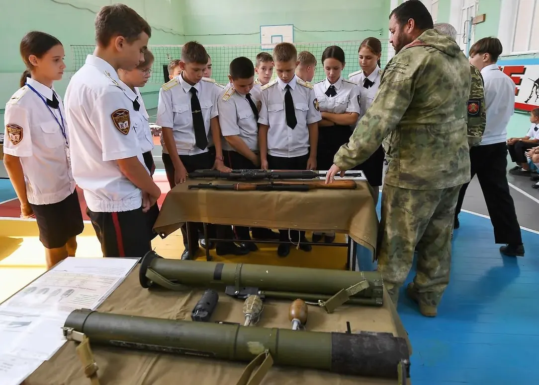 Российское военно-историческое общество предложило вовлечь школьников и студентов в интервью с участниками и волонтёрами «СВО»: материалы планируют использовать в патриотическом воспитании и для создания цифрового архива. По словам организации, инициативу поддержало Минобрнауки.