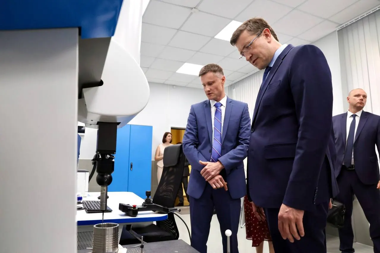На базе НГТУ имени Алексеева создан центр для разработки, тестирования и внедрения робототехнических решений и подготовки кадров. По планам, до 15 предприятий региона смогут ежегодно проходить аудит и получать помощь в автоматизации.