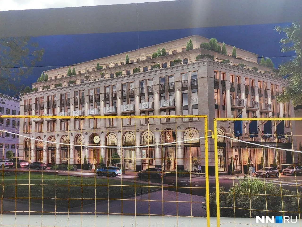 На месте бывшего магазина и центра крови огородили участок для строительства отеля на 120 номеров. Проект предусматривает 5–7 этажей и подземный паркинг, разрешение планируют получить до февраля 2028 года.