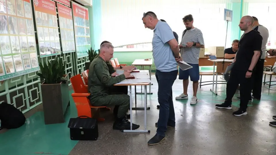 В Гродненской области с 17 по 26 июня проходят учения по мобилизации граждан и транспортных средств; в отдельном порядке резервистов Ошмянского района будут вызывать на контрольную явку с 20 июня по 2 июля. Источники сообщают о давлении на белорусское руководство с требованием участия в эскалации конфликта.