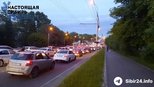 В нескольких сибирских регионах ввели жесткие лимиты на бензин, в Иркутске водители часами стоят в километровых пробках у АЗС; власти обращаются в Москву за дополнительными поставками.
