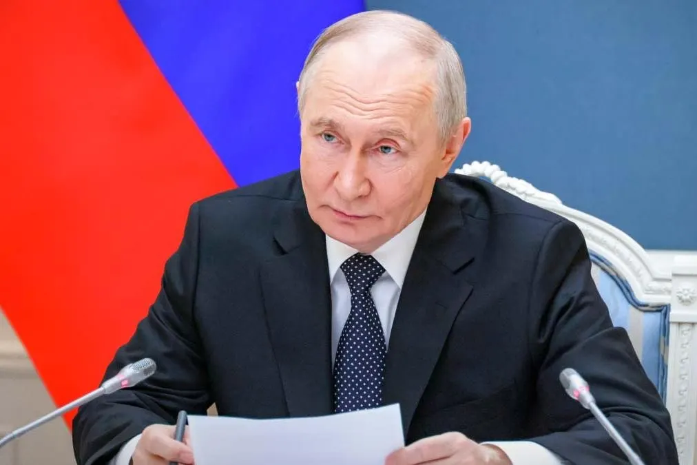 Указ президента разрешает российским должникам приостанавливать выплаты иностранным кредиторам из признанных «недружественных» стран и распространяется теперь на банковские вклады; документ вступил в силу 1 июня 2026 года.