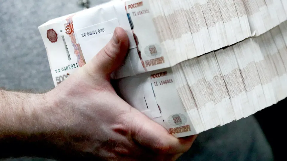 Банк фиксирует всплеск спроса на наличные: население и бизнес снимают деньги из системы после интернет‑блэкаутов и из опасений по налогам. Центробанк ужесточил контроль за снятиями и внесениями наличных.