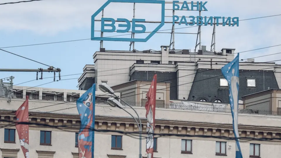 Государственный банк планирует ужесточить бюджет и уволить 15% персонала в 2027 году на фоне «кредитного охлаждения» экономики и директив правительства; меры затронут и дочерние структуры.