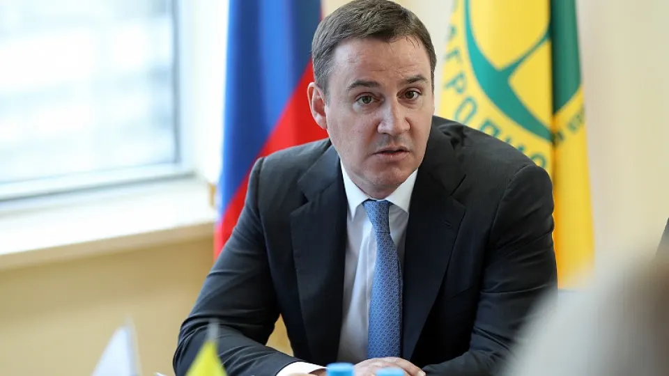 Заместитель председателя правительства Дмитрий Патрушев фактически взял под контроль РЭО: в наблюдательный совет вошёл близкий сотрудничавший с ним чиновник, а назначение нового гендиректора ожидается после смены состава совета на фоне уголовных дел против прежнего менеджмента.