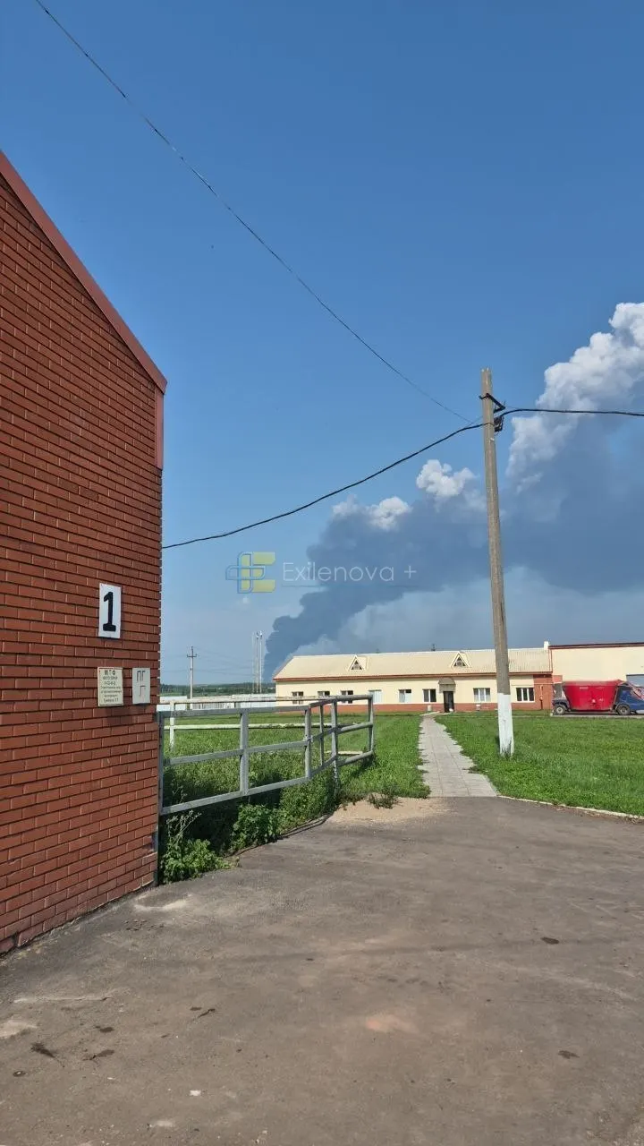 Серия атак беспилотников в нескольких областях привела к человеческим жертвам, возгораниям на промышленных и бытовых объектах и повреждению складских помещений.