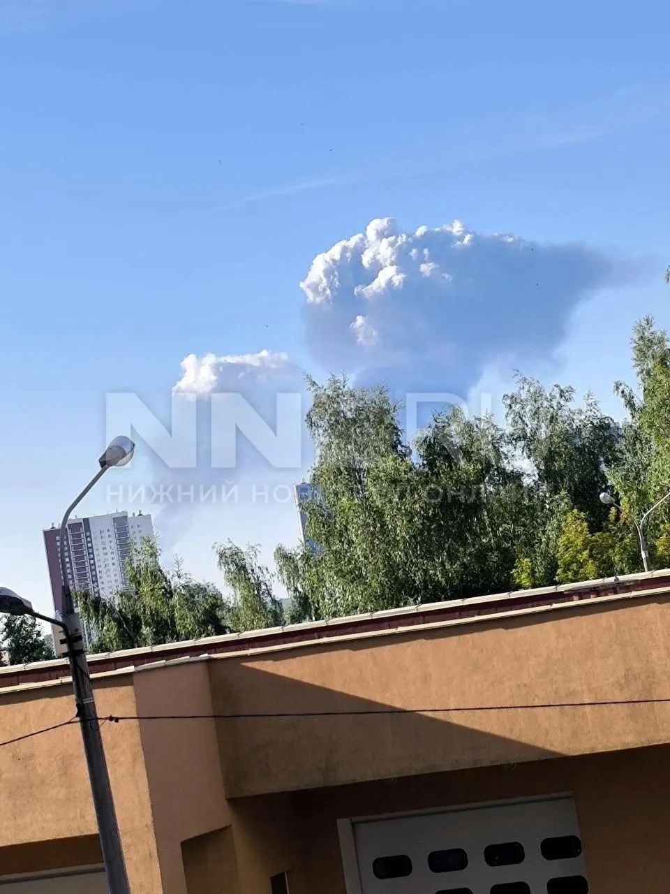 Жители Кстова сообщили о взрывах и большом столбе дыма. В Нижегородской области объявили режим опасности для беспилотников, в аэропорту Чкалов ввели ограничения.