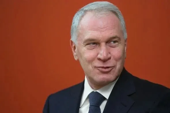Президент присвоил Ковальчуку орден III степени за вклад в социальные проекты, сохранение культурно‑исторических ценностей и благотворительность; ранее он уже получал орден IV степени, его состояние весной оценивалось примерно в $2 млрд.