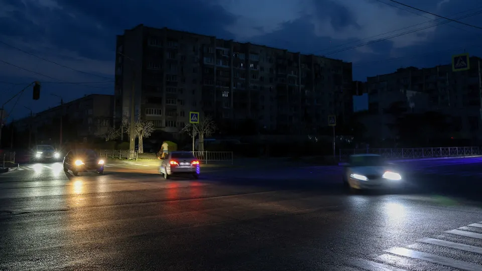 Дефицит бензина и перебои с поставками привели к сокращению автобусных маршрутов и росту тарифов в ряде регионов; проблема приобрела общероссийский характер.