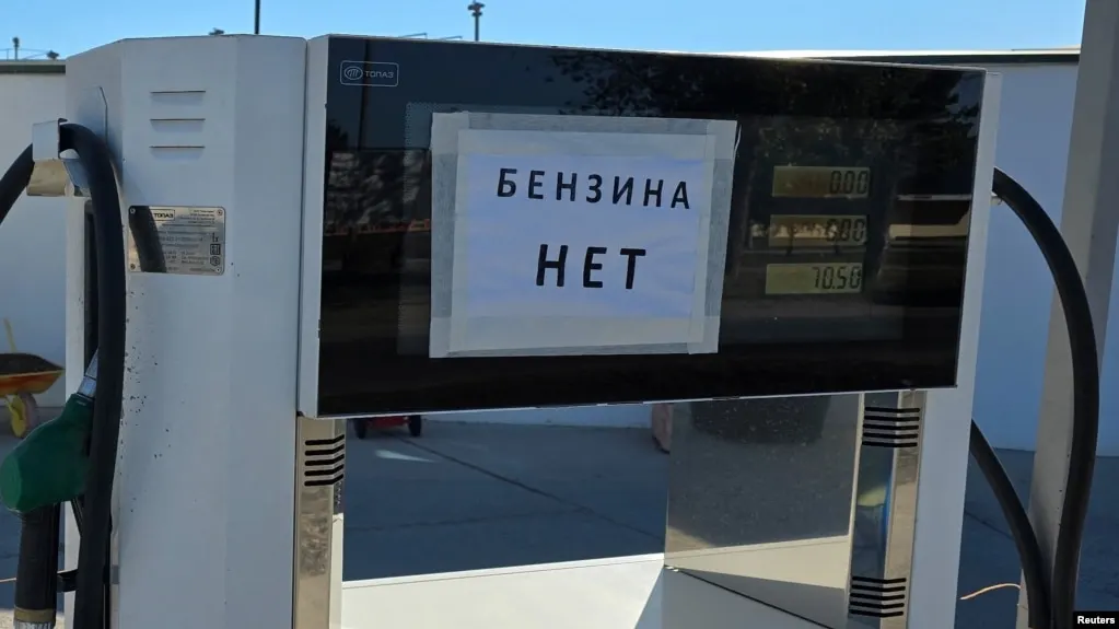 По данным Росстата за 23–29 июня 2026 года в Севастополе зафиксирован рекордный рост цен на бензин — до 30% за неделю; по стране средний рост бензина — 1,6%, дизеля — 2,23%.