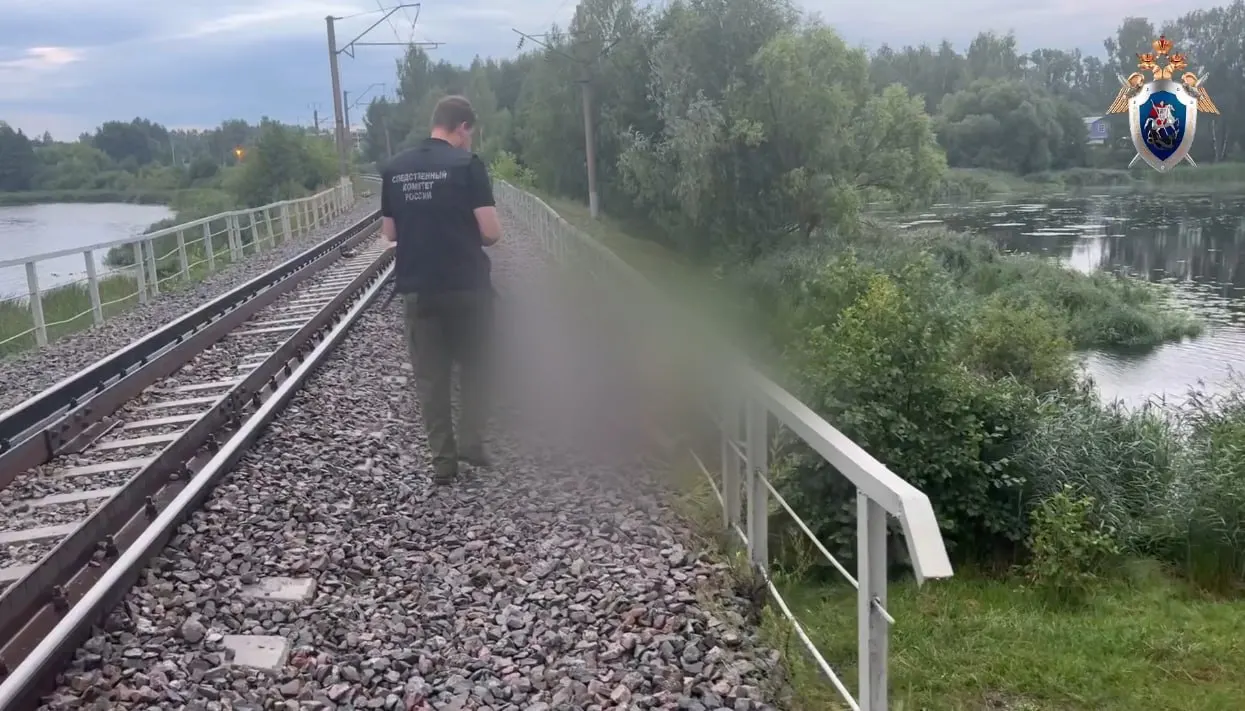 На перегоне Балахна — Правдинск 29 июля поток воздуха от проходящего поезда сбил мужчину с электровелосипедом — он получил смертельные травмы. По факту начата доследственная проверка.