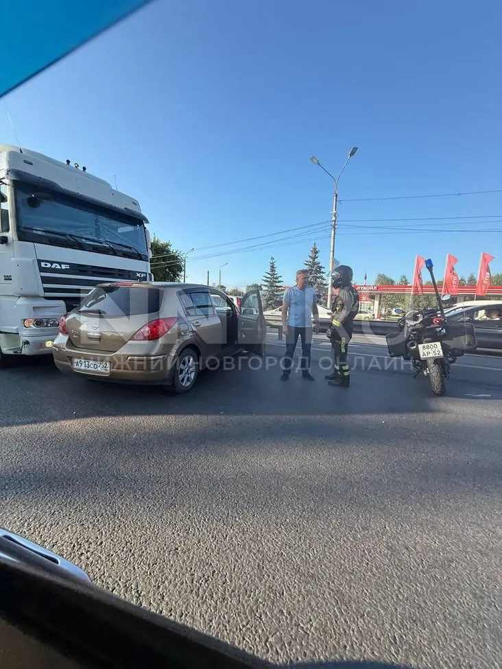 На Мызинском мосту образовалась крупная пробка — грузовик и легковой автомобиль столкнулись, перекрыты две из трёх полос. Информация о пострадавших и причинах аварии уточняется.