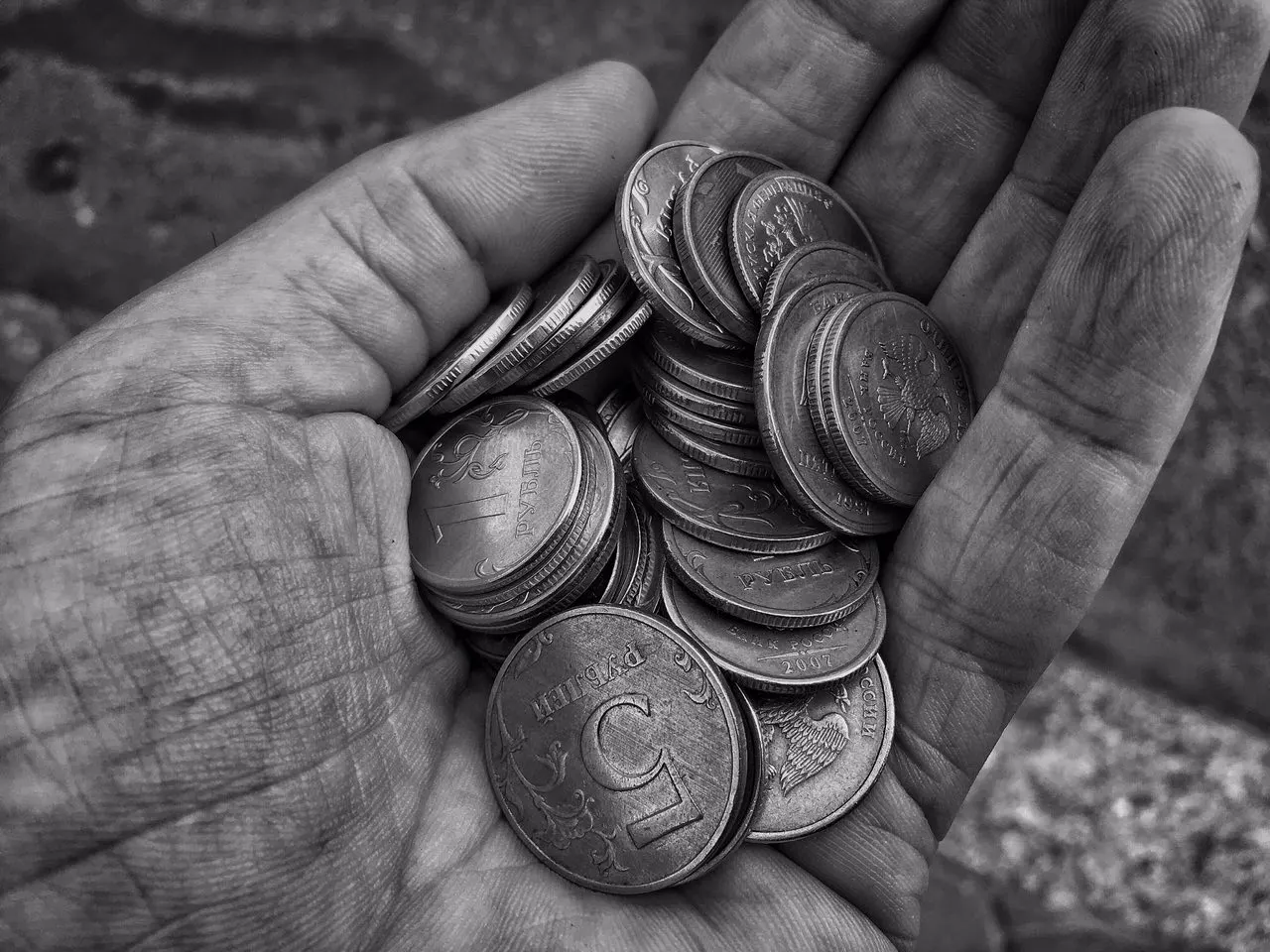 Минтруд сообщает, что снижение уровня бедности до 6,7% связано с внедрением единого пособия и выделением дополнительного финансирования, которое поддерживает семьи с детьми.