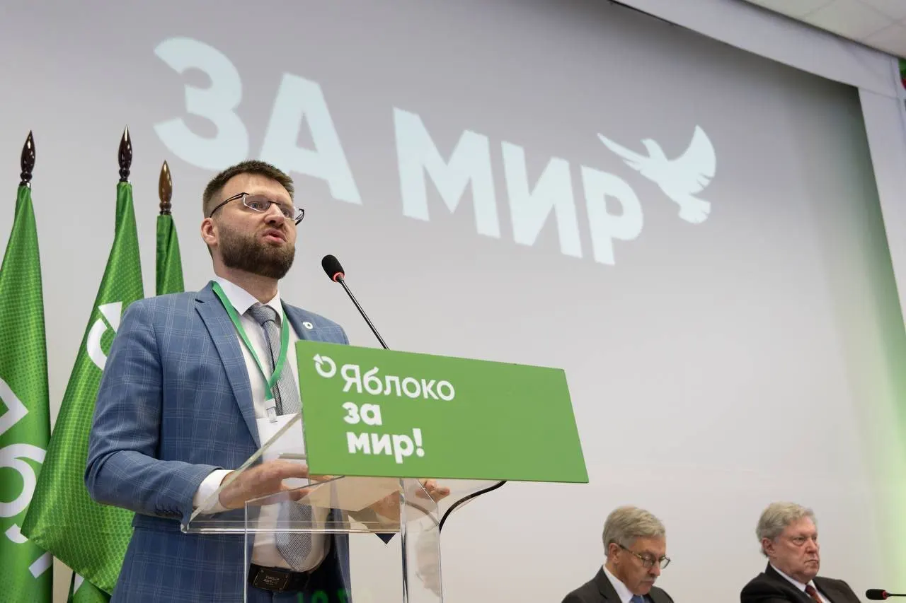 В ведомстве сочли «политической деятельностью» поздравление, поездки в суд, возложения цветов и участие в видеоролике с бумажными самолётиками; Дорохов назвал отказ «кафкианским абсурдом».