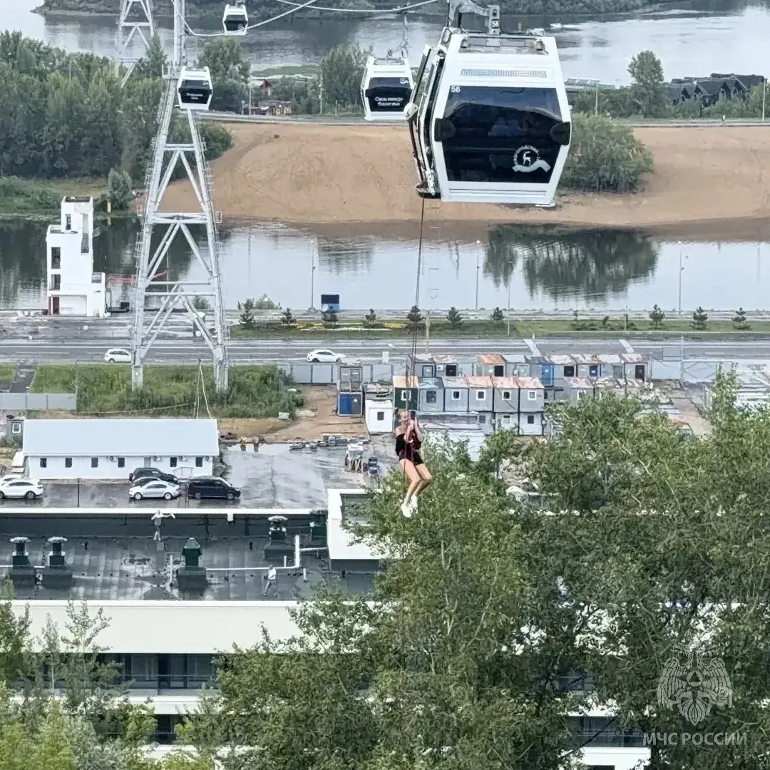 Из‑за сильного ветра движение на канатной дороге через Волгу остановили. На высоте оказались 16 пассажиров, четверо из них — дети; спасатели спускают людей по тросам, угрозы жизни нет.