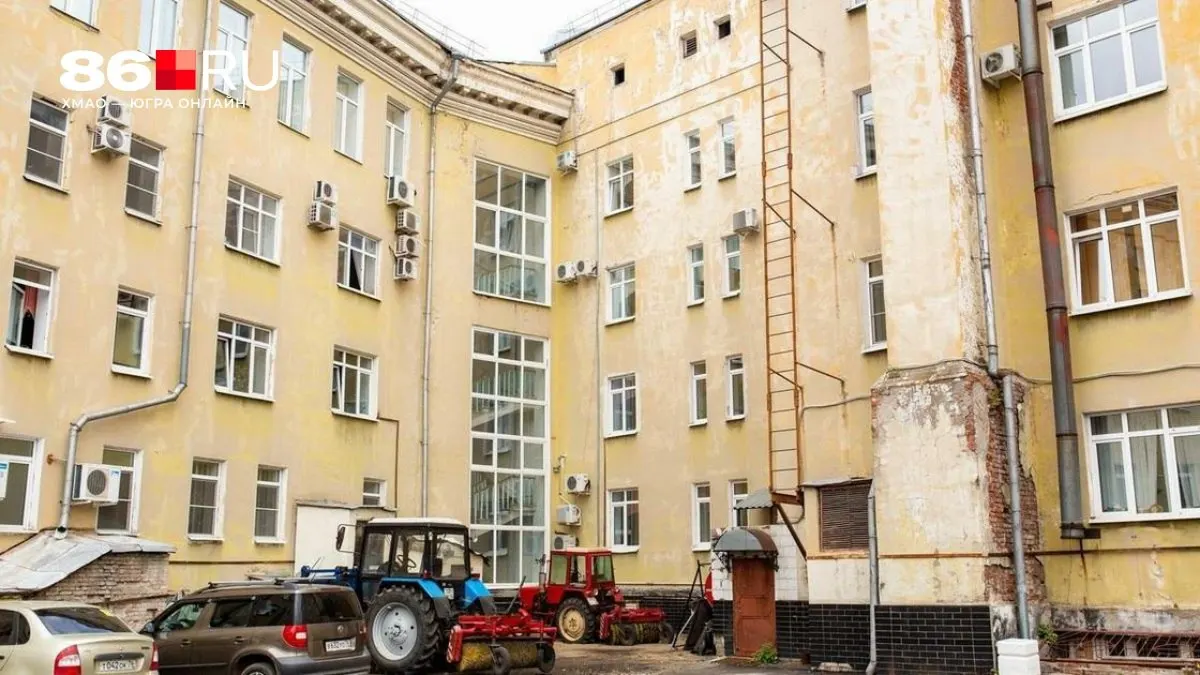 Депутаты пояснили, что вопросы переустройства придомовой территории, включая организацию парковки, решаются на общедомовом собрании собственников и должны соответствовать действующим нормам.